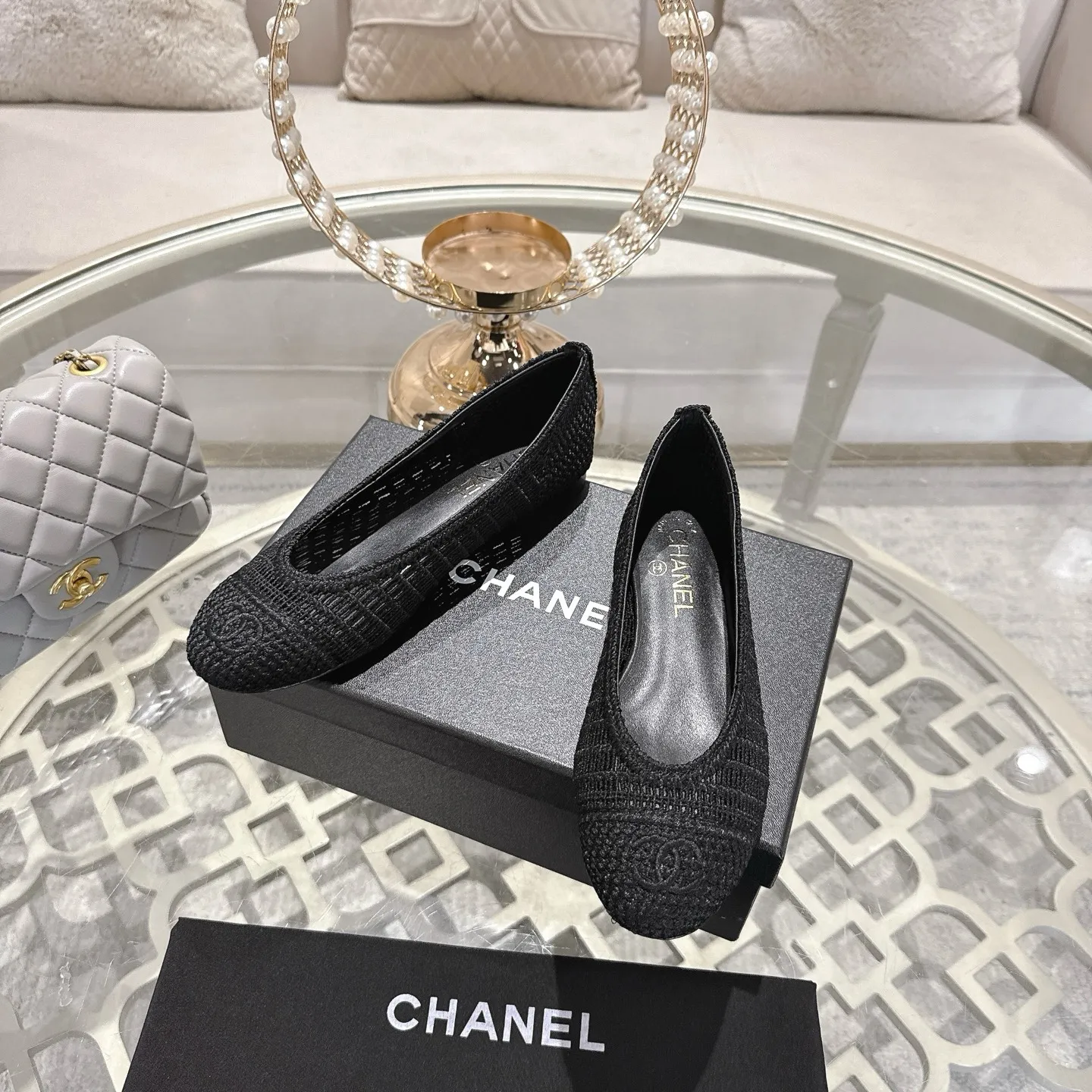 💕💕Factory direct selling price p540💕💕 Chanel 25SS finally releases woven ballet shoes‼ ️ Shoes worthy of their own article, I have to say that they are finally waiting for you! So elegant and chill. Wear it in the summer to enjoy the breeze and walk on the street. Round square toe design. Cute and cute~ The appearance is super online. When you wear it, you will feel like a wealthy daughter. I thought it was good-looking. Only when I put it on my feet do I know how easy it is to wear~ Upper: Exclusive custom-made mesh (comfortable and breathable) Foot pad: Sheepskin Outsole: Genuine leather sole imported from Italy Size: 35-39 (customized at 40.41.42)